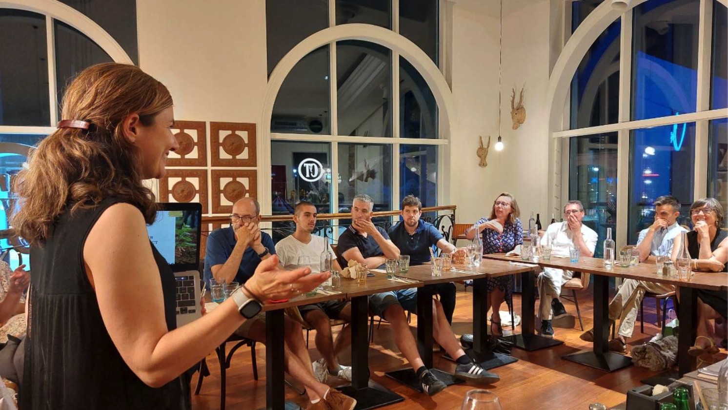 Magali Boisseau animant une conférence sur la robustesse devant un groupe attentif